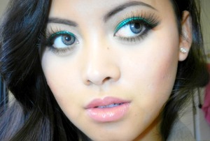 Glittery Green Holiday Make- Up Look