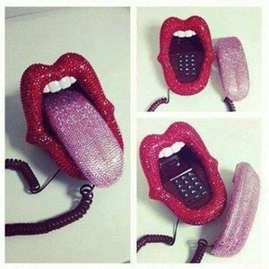 OMG I WANT THIS TELEPHONE SO FREAKING BADLY!!!! SOMEONE PLEASE!!!!! I'M TOO DESPERATE FOR THIS!!!! 😍😍😍😍😍😍 