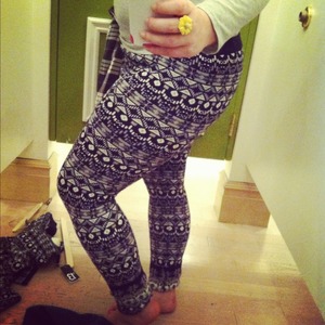 What would you wear with Xmas leggings like this? From shoes to tops, makeup and hair please
