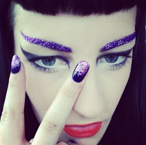 Here I did matching purple glitter brows and nails! Had loads of fun doing this but even more fun wearing it! 
GFx