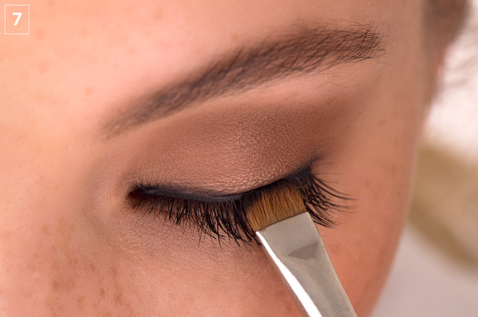 how to apply false eyelashes