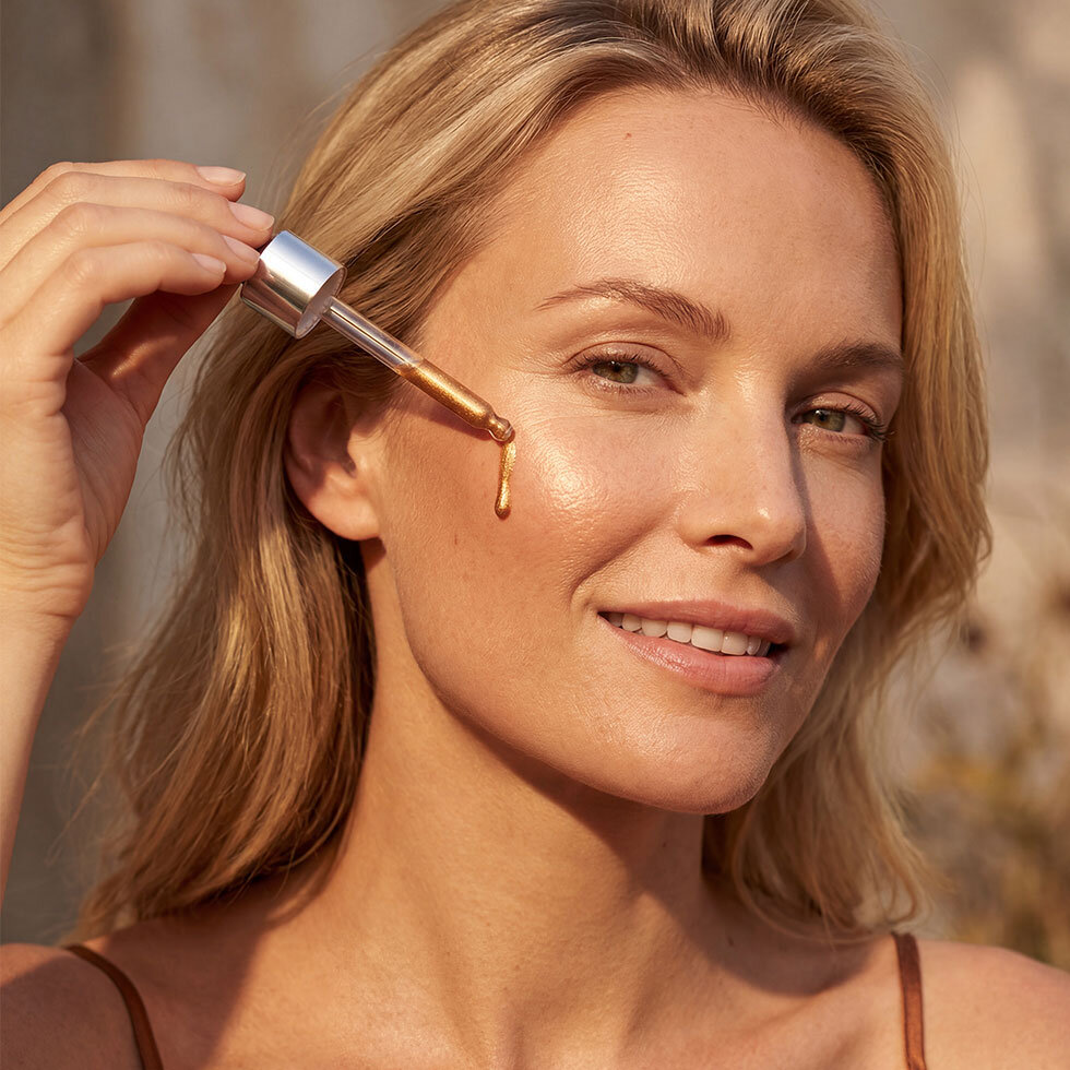 BY TERRY model using the Tea to Tan Golden Glow
