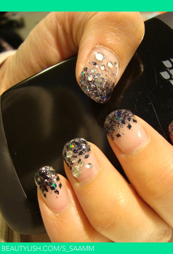 https://dy6g3i6a1660s.cloudfront.net/aGjUBhJ53div41r73b8RTwYACAA/tlw-53/s_saamm/black-glitter-gel-nails.jpg