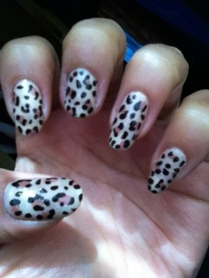 A design that looks really cute and trendy in your nails
Hope you like this!! =•.•=