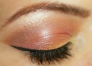 In the inner corner i used a sunny yellow, then in the second part a wet orange shadow and finally a coral shadow with a rimmel lip pencil in peach. In the fixed eyelid i've mixed two shadows a wet violet and a brown (revlon in smokin' bedroom eyes). After all i've put a wet white shimmer shadow under the eyebrows. The orange, coral, violet and white shadows are of a palette from kiko cosmetics (04 color fever eyeshadow palette daring fire hues)
