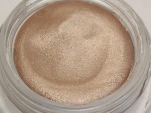 Benefit Creaseless Cream Shadow in Flatter Me.