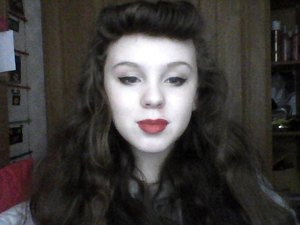 Pin up make-up with rockabilly bettie bangs 