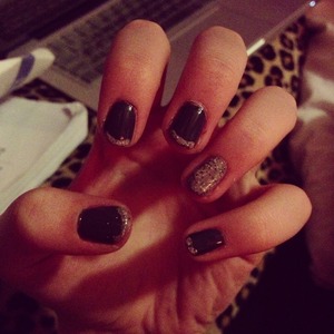 Painted one with glitter the rest charcoal with glitter tips 