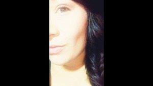 Light and natural eye makeup with mascara, and a light blush with contouring of the cheekbone. 