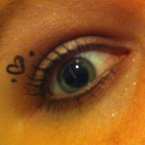 A natural eye look with a little hearted dot touch <3 I jut love it. Tell me what you think. :)