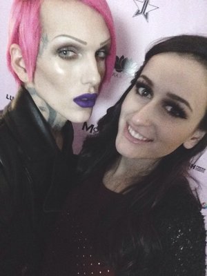 Here's a selfie I to take with jeffree star on his extreme beauty tour! It was an amazing experience and I learned a ton!