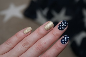 Gold texturepolish is OPI's gorgeous Liquid Sand called Honey Ryder. 
The stars are a stamp from OB-Nails XXL E-plate.