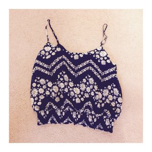 Cute floral top to pair with any pair of shorts. 