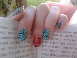 http://jetcpiquentunfard.blogspot.fr/2012/07/sunday-nail-battle-summer-nails.html