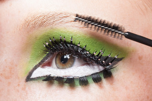 HALLOWEEN MAKEUP EFFECTS: Brush over brows