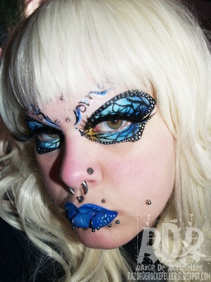 I hadn't done a fancy look in a while so I decided to do a look I have been wanting to do for sometime, butterfly eyes!  I really love the creative ideas I have seen with doing butterfly and butterfly wings makeup so I finally got around to doing my own!  I used Sugarpill and Lunatick Cosmetic Labs for this look!

http://razorderockefeller.blogspot.com/2013/05/butterfly-eyes.html