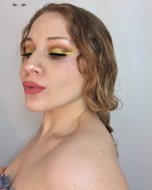 A change up from all the darker makeup looks I've been doing! Happy Monday :) XOXO
http://theyeballqueen.blogspot.com/2017/01/neon-yellow-glittery-coral-smokey-eye.html