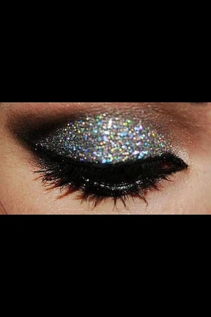 Anyone know what eye shadow to use to make it look like this? x