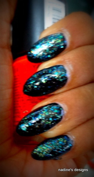just simpel black nailpolish with some glitter on top