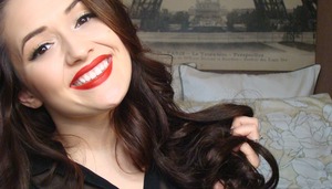 Love this simple look with bright red lips