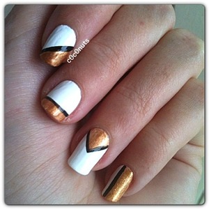 I used Peggy Sage blanc pur n•34, Parisax gold nail polish and a black Peggy Sage stripper. 👍☺