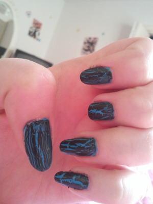 Sally Hansen Xtreme Wear (Blue Me Away) & Maybelline Color Show Shredded (Carbon Frost)