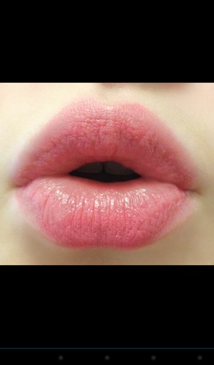 Neutral pink lips .