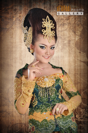 playing with hair...
a traditional bride in kebaya