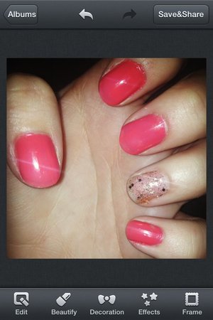 Coral/pink/glittery gold nails <3 