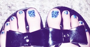 Light blue and dark blue leopard print nails!!