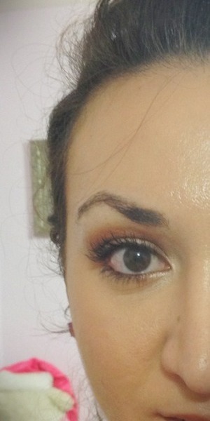 To see an easy and quick way of doing the look click on the link below: 
http://www.youtube.com/watch?v=AvF9xImLgs8