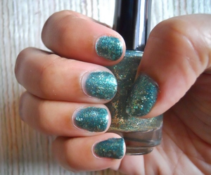 A deep green polish with a note of blue. It shimmers and sparkles as it's full of glitters in a variety of sizes. Inspired by those fantastic creatures of the sea-merpeople. 