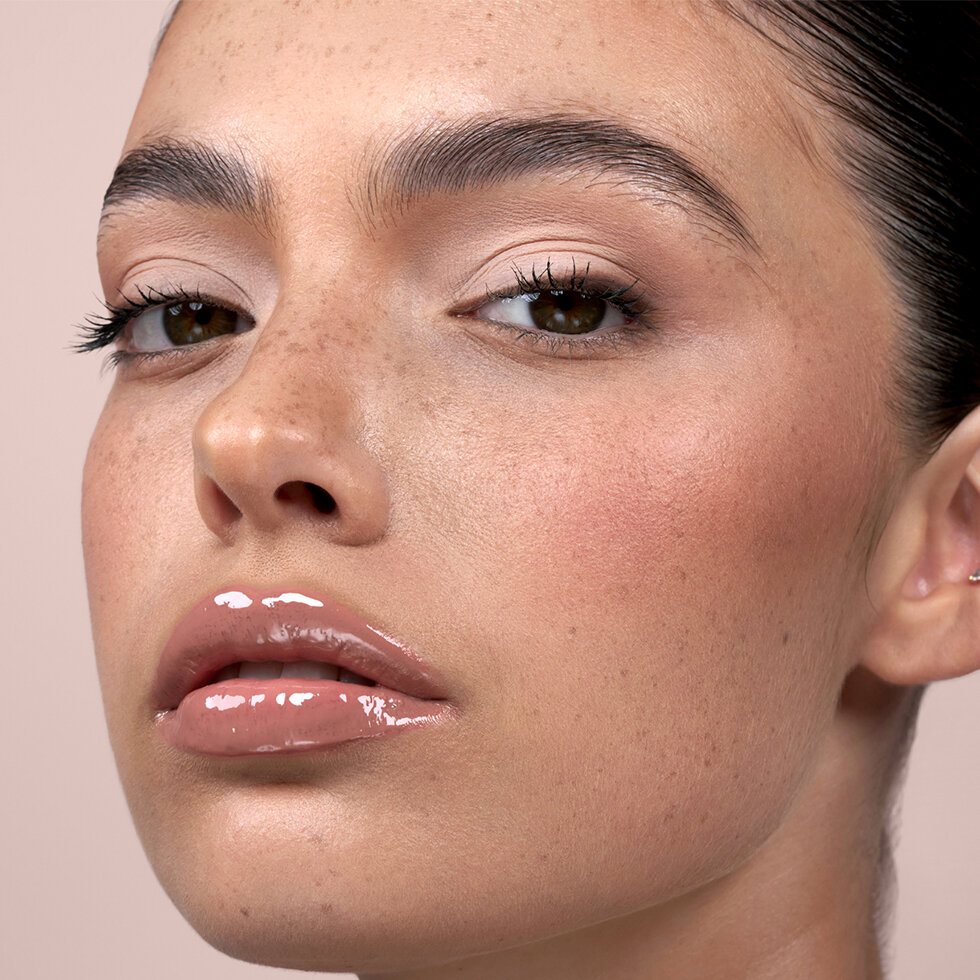 Natasha Denona model wearing the HY-GLOSS Lip Set in Cleo