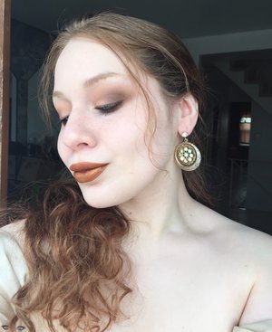Gold never looked so good.
http://theyeballqueen.blogspot.com/2017/02/how-to-create-your-own-metallic-lipstick.html