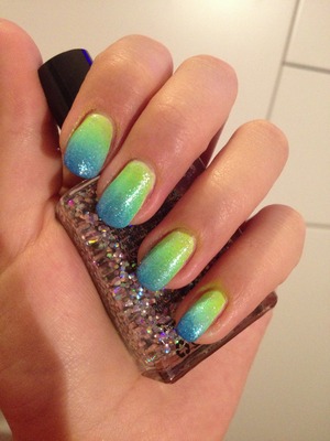 You can also doo it with pink or blue or just every colors you want. Next time i try it out with metallic nailpolish.