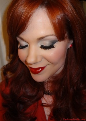 A neutral makeup look featuring a flared crease and two lip color choices :-)  For more information, please visit: http://www.vanityandvodka.com/2012/12/neutralwith-flare.html
Happy New Year!!!
xoxo,
Colleen