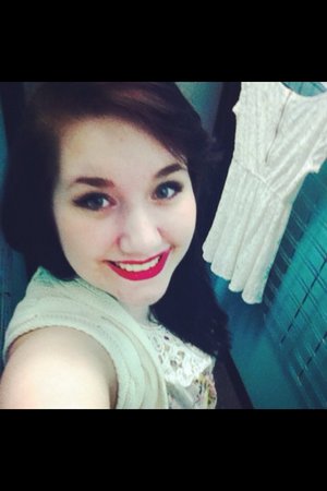 {NYX Round Lipstick in Snow White}
A definite "going out" look! Perfect winged liner and pretty red lips.