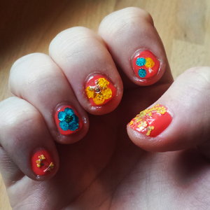 First time trying out the Ciaté Flower manicure. 
It's not perfect but I have to say that I quite like it :)