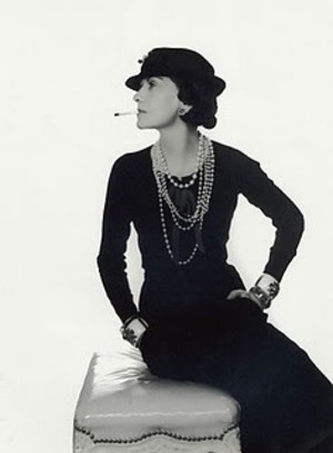LBD Coco Chanel smoking with pearls

www.carinadresses.com