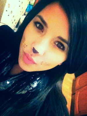 Simple cat makeup with pink lips. Great look for a kids party or a funky occasion 💋