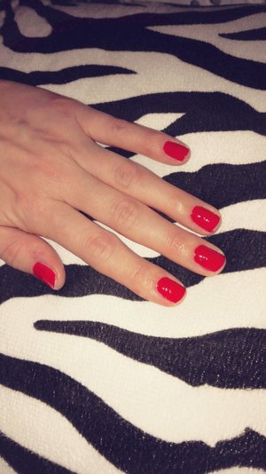 red nails with zebra pillows