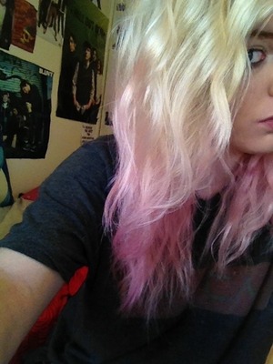 Natural platinum blonde hair with candy floss pink hair. My fave <33