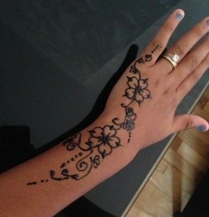 Gorgeuos henna done by my beautiful cousin! I ❤ u! Thank u soo much for doin this! Like this pic if u want mor! Xxx