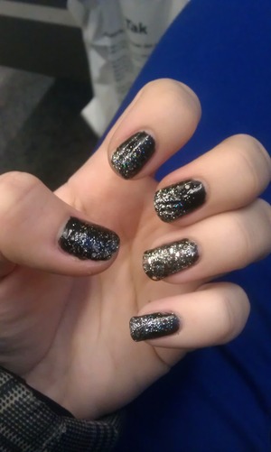 Fading glitter down the nails d: