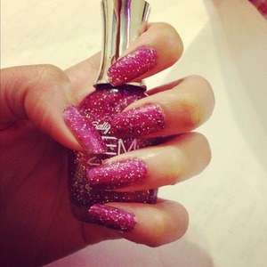 My nails painted with Gem Crush! Glitter nails are my favourite! 3 coats for best results :)