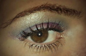 First I have applied the violet in the mobil eyelid, then I have blended in the crease with a teal eyeshadow, I have applied some white shimmer eyeshadow under the brow  and finally i have applied some mascara on my lashes.