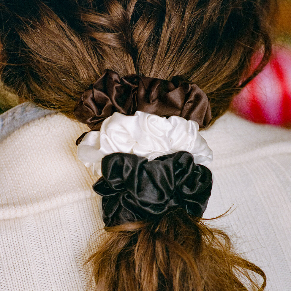 Model wearing Large Scrunchie Cracker in Beau