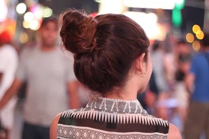 I'm a messy bun addicted! It's an easy, simple, chic and fashion hairstyle. I used this one to go out and enjoy Times Square at night! 