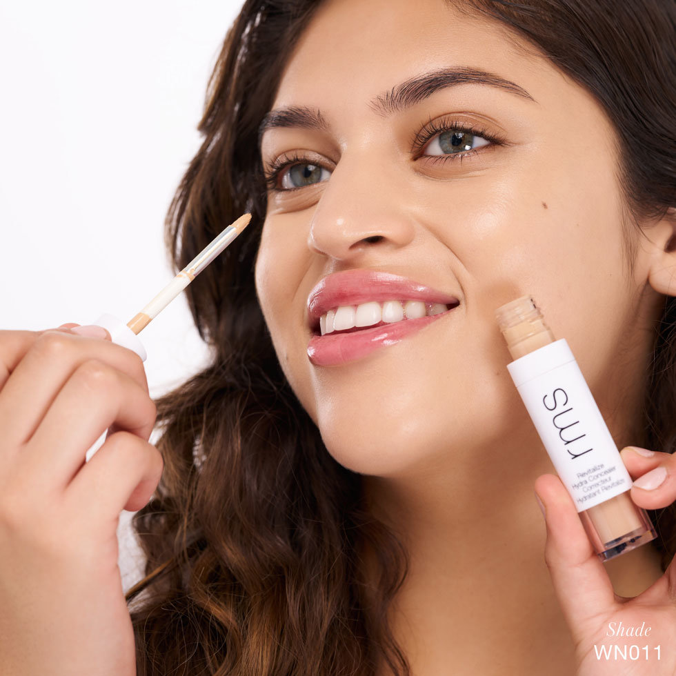 Model weariring beauty Revitalize Hydra Concealer