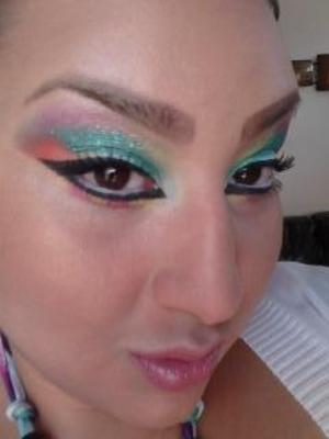 TOP LID:Teal/Yellow/White/Pink/Orange/Blue/ and Peach
UNDER EYE:Yellow/and Pink